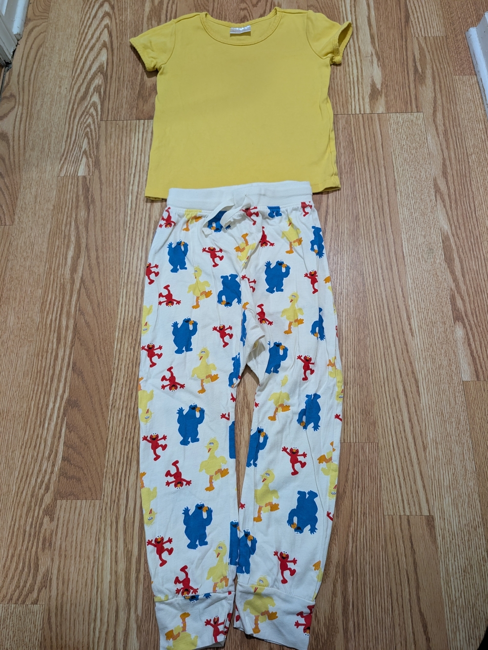 Hanna Andersson Yellow Top Sesame Street Print Joggers 110 5T